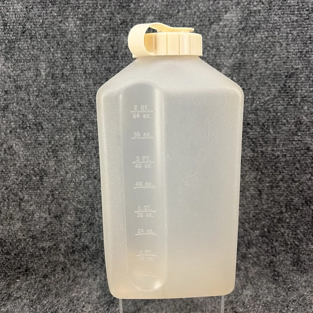 Rubbermaid Vintage Servin' Saver 2 Qt Drink Container Jug Flip Top Lid Almond